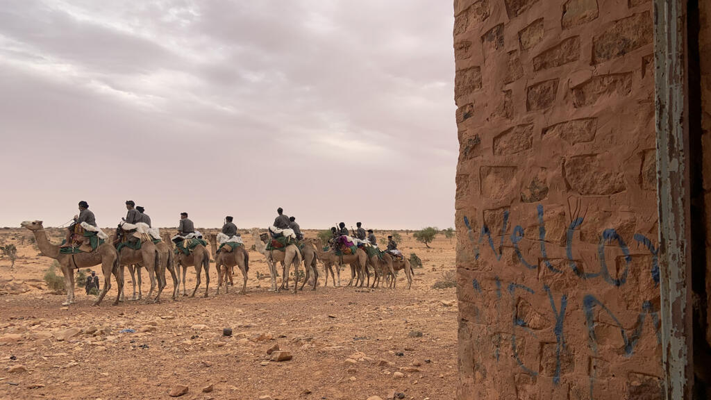 Devant le Fort de Oualata, une unité du Groupement nomade.