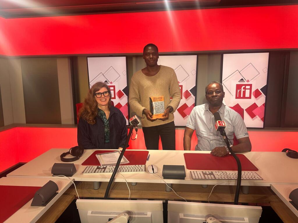 Elgas en compagnie de ses invités l'historienne Camille Lefebvre et le linguiste Ari Awagana (sept 2025)