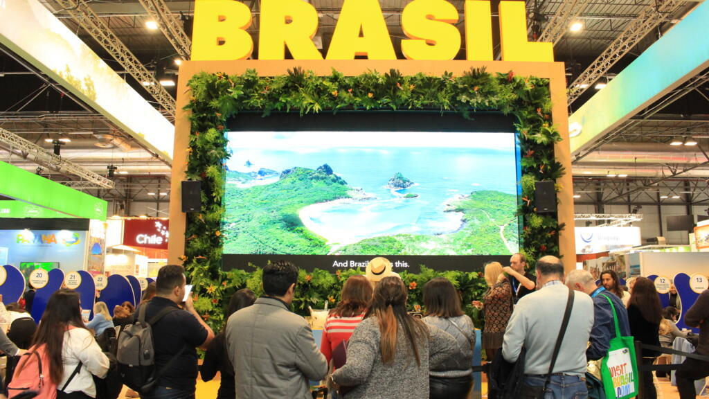 . A feira reúne 884 expositores, 9.500 empresas e representantes de mais de 100 países.