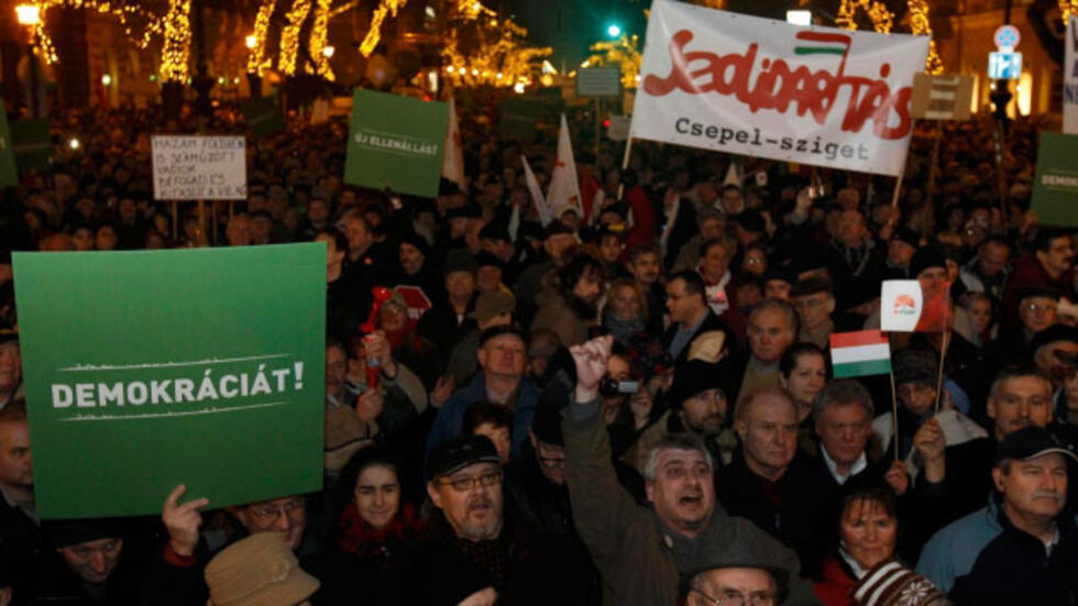 Des dizaines de milliers d'opposants hongrois manifestent contre la