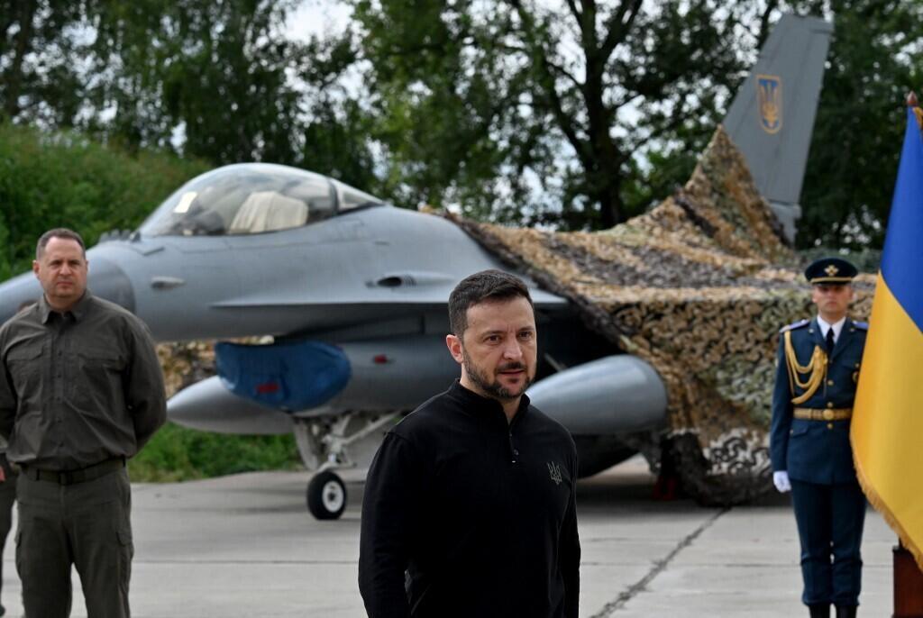 L'Ukraine a reçu son premier lot d'avions de combat F16 de fabrication américaine, ukrainiens. » a déclaré le président Volodymyr Zelensky, montrant aux journalistes plusieurs avions qui, espère Kiev, aideront à repousser les forces russes.