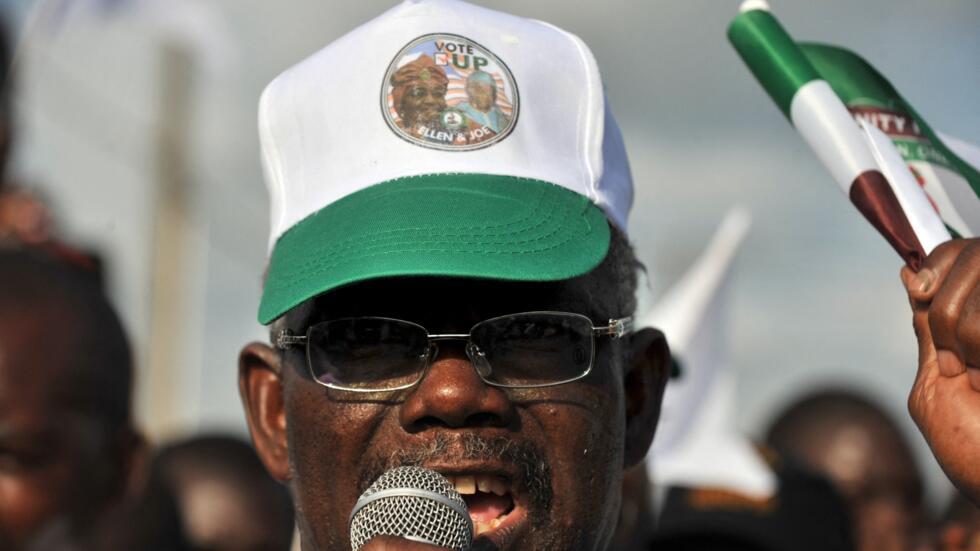 Aliyekuwa mbabe wa kivita nchini Liberia, Prince Johnson akihutubia wafuasi wake mnamo Novemba 2011.