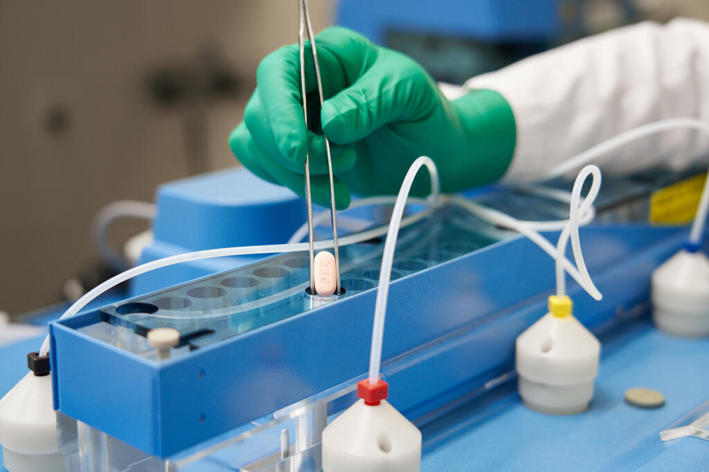 Fabricação da pílula anticovid criada pela Pfizer, que já foi autorizada para uso na União Europeia