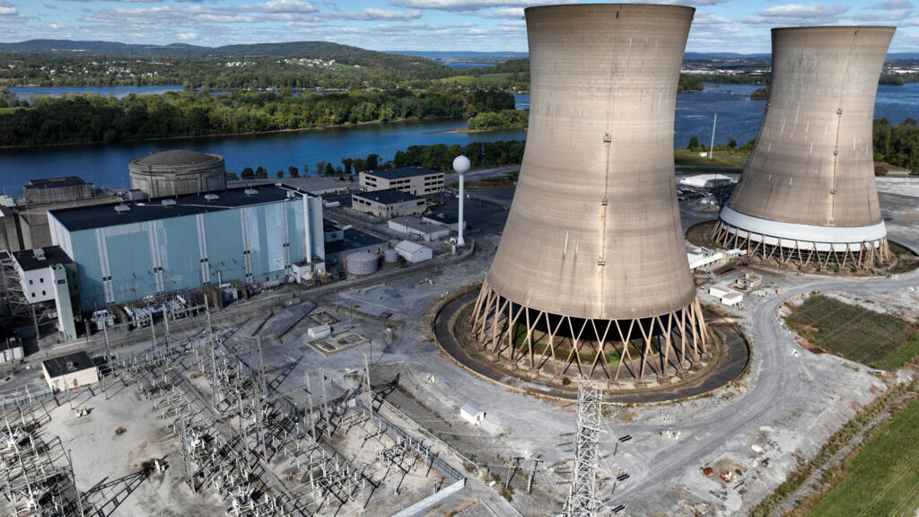 A usina nuclear de Three Mile Island, desativada desde um grave acidente em 1979, será reformada pela Constellation Energy com investimento de US$ 1,6 bilhão. A reativação está prevista para 2028, após acordo com a Microsoft para compra de energia por 20 anos.