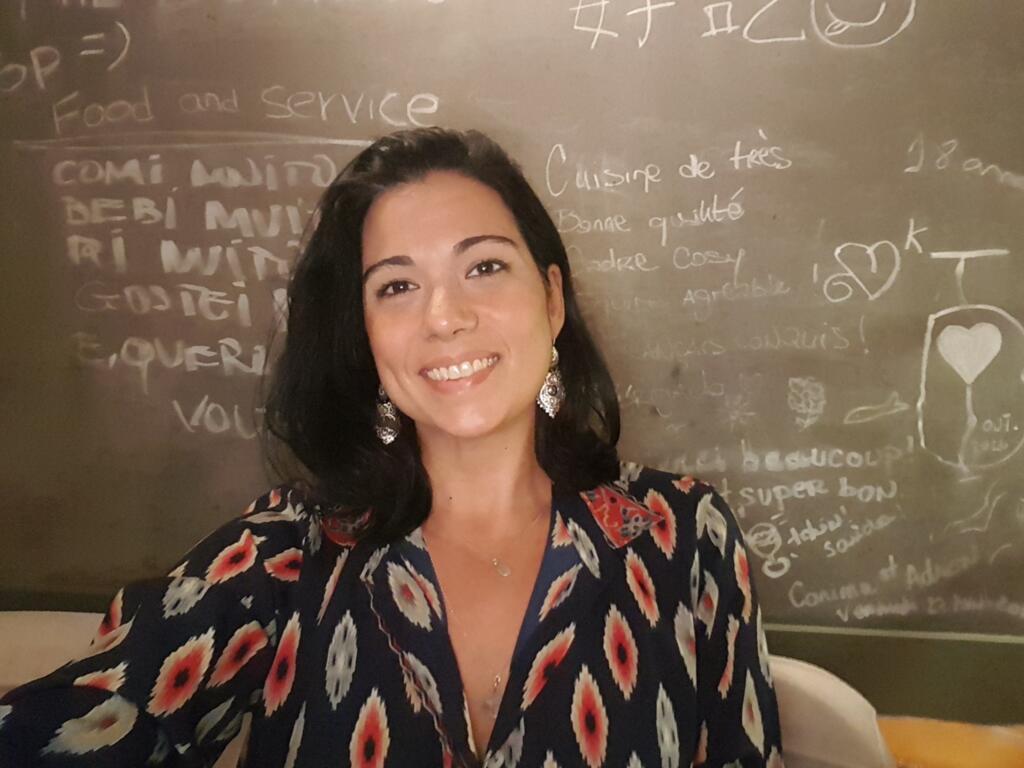 Para lidar com as diferenças culturais, Carol Palombini reconheceu que muitos dos conhecimentos que tinha não poderiam ser aplicados fora do Brasil, e entendeu que era preciso adequar a consultoria aos novos clientes.