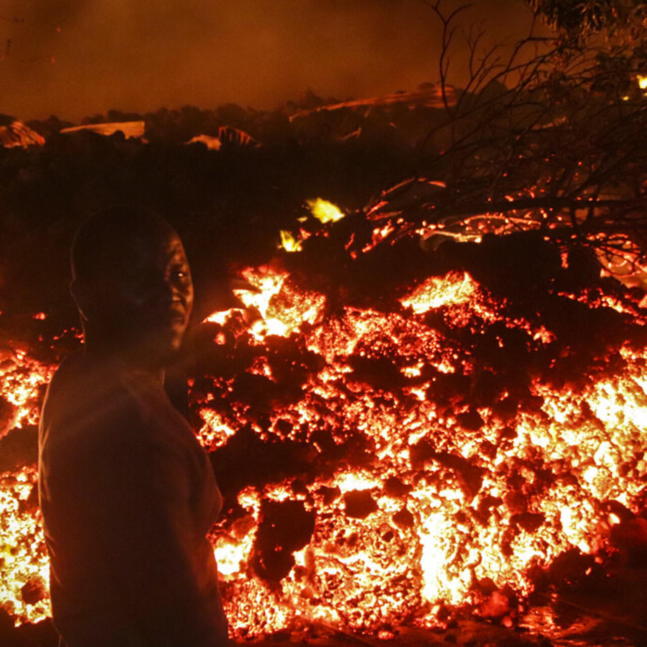刚果 金 火山喷发熔岩停在戈马郊外只差几百米