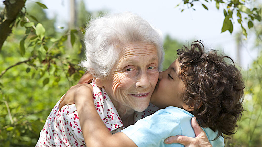 Une grand-mère et son petit-fils.