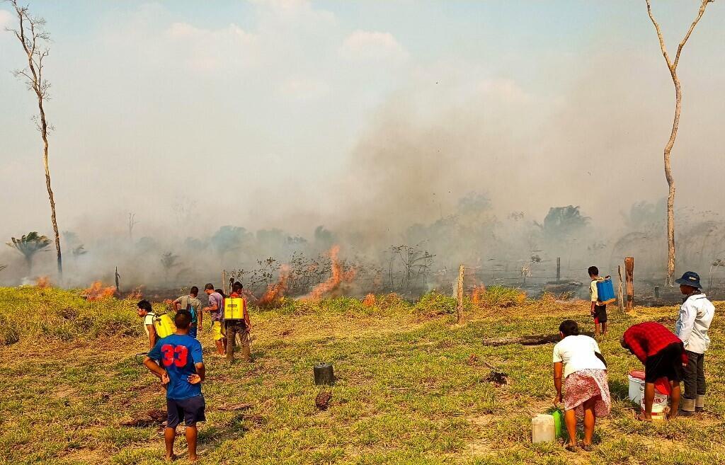 Du lait est distribué aux villageois pour désintoxiquer le corps. Les renforts partis au plus près des flammes n’ont aucune protection. Cela fait des semaines que les habitants se sentent abandonnés à leur sort et réclament l’appel à l’aide international. (Image d'illustration la commune de Rurrunabaque le 16/11/2023)