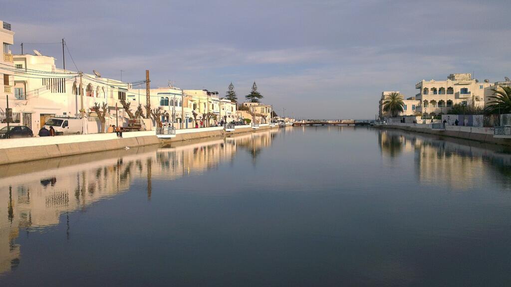 Vue depuis l'avenue Habib Bourghuiba à La Goulette, Tunis.