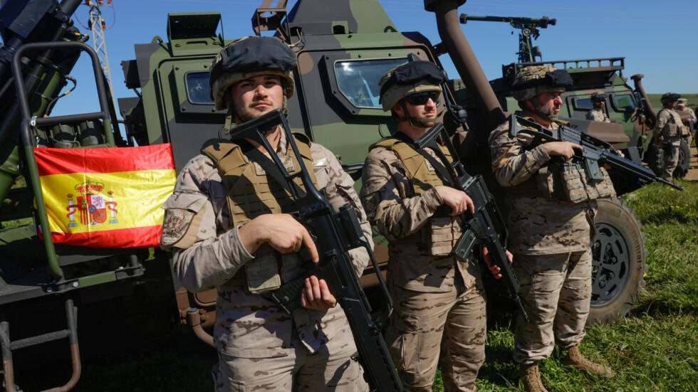 Spanish soldiers stand during Exercise Dynamic Mariner 25 military drill training, which involves naval forces from several NATO members, at Retin beach, in the Atlantic Ocean, in Barbate, Spain, Marc