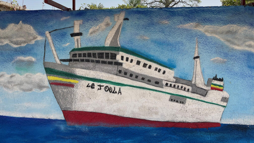 Sur les murs du cimetière de Kantène, un des cimetières de victimes du naufrage situé à Ziguinchor en Casamance.