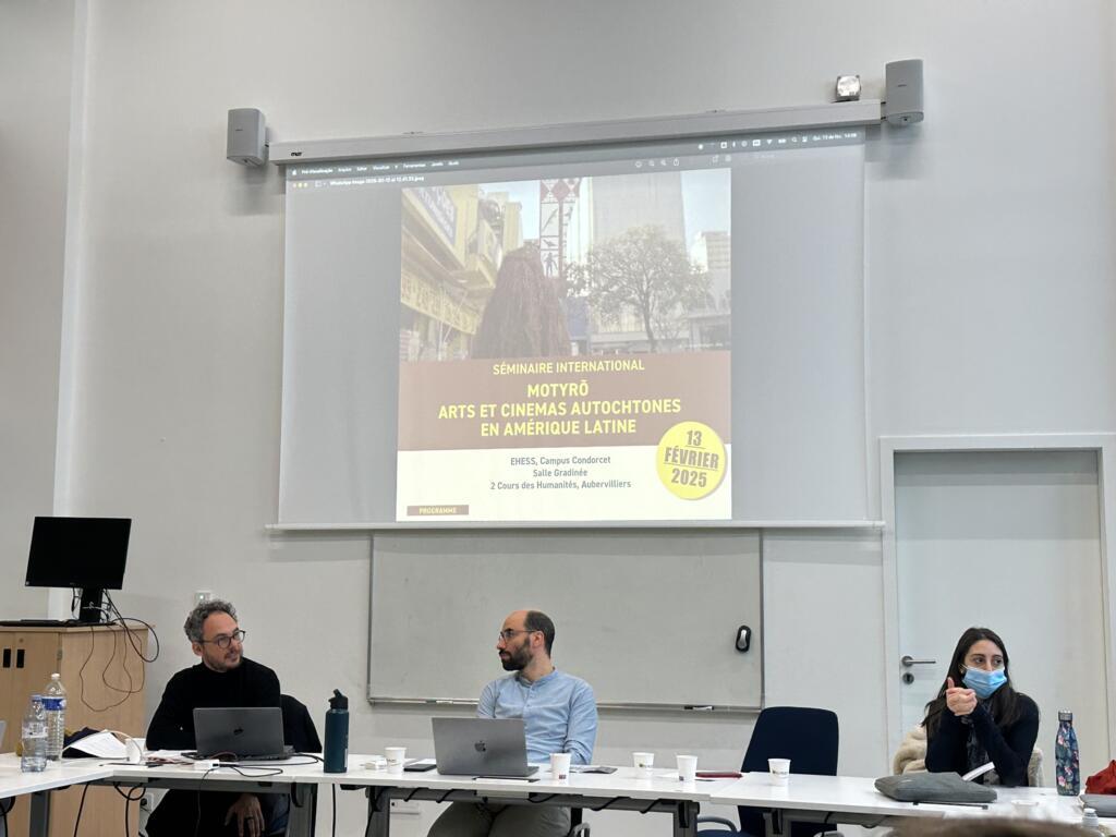 O seminário internacional “Motyrõ: artes indígenas e cinema na América Latina” aconteceu nesta quinta-feira (13) na Escola de Altos Estudos em Ciências Sociais, na região parisiense.