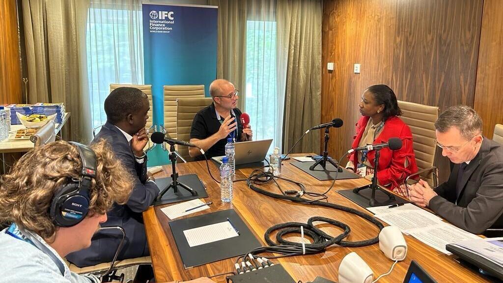 Sergio Pimenta (IFC), Mareme Mbaye (Société Générale) et Omar Cissé (InTouch) autour de Bruno Faure lors de l’enregistrement de l’émission.