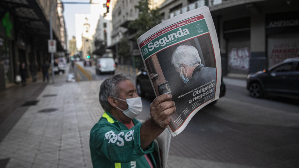 Chili le président Pinera promulgue une loi pour puiser dans l'épargne