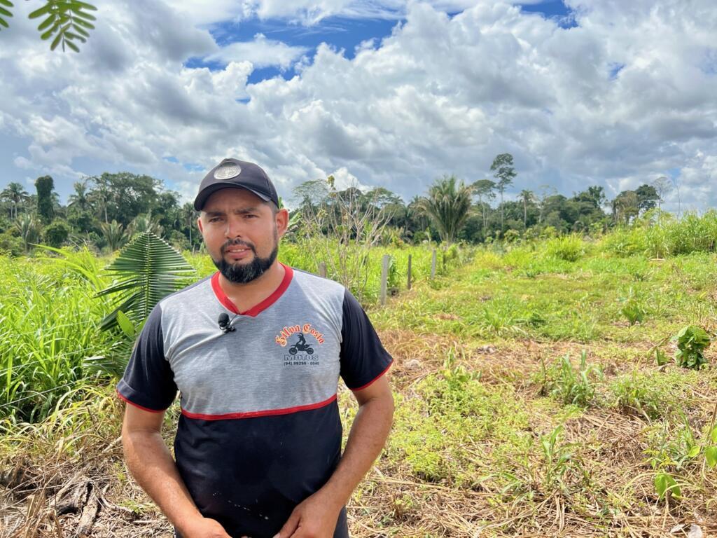 Em área desmatada ilegalmente, agricultor Jackson da Silva Costa vai plantar cacau e deixar a floresta se regenerar. Ao fundo, o que restou da mata nativa na sua propriedade, vizinha ao Assentamento Tuerê, no leste do Pará.