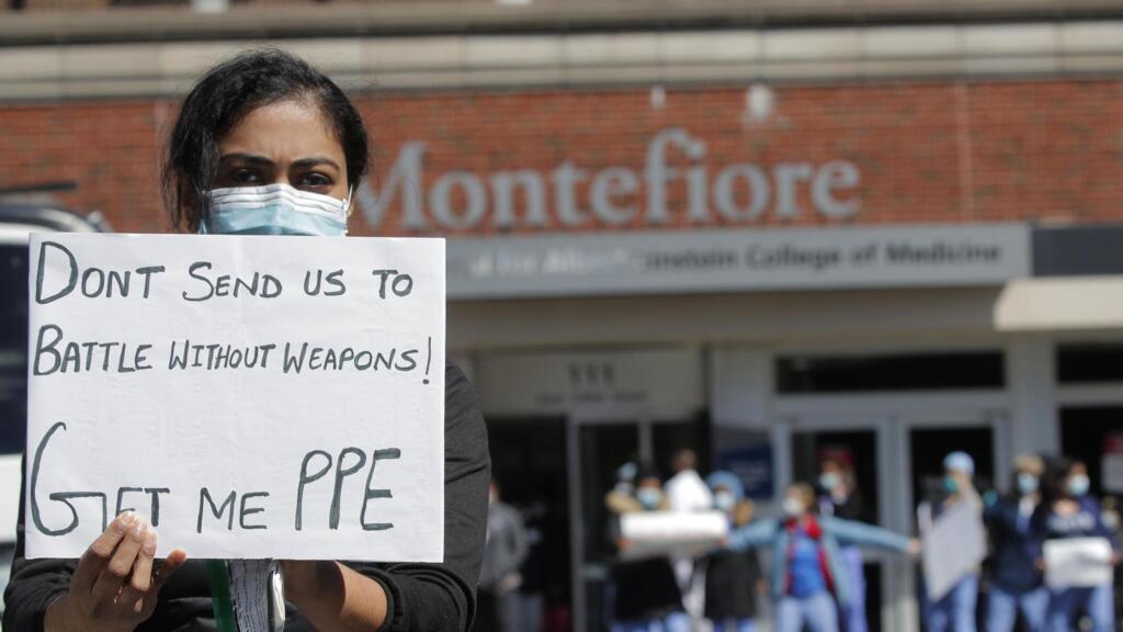«Ne nous envoyez pas à la bataille sans armes, donnez-moi un PPE» peut-on lire sur la pancarte brandie par une infirmière d'un hôpital du Bronx à New York.