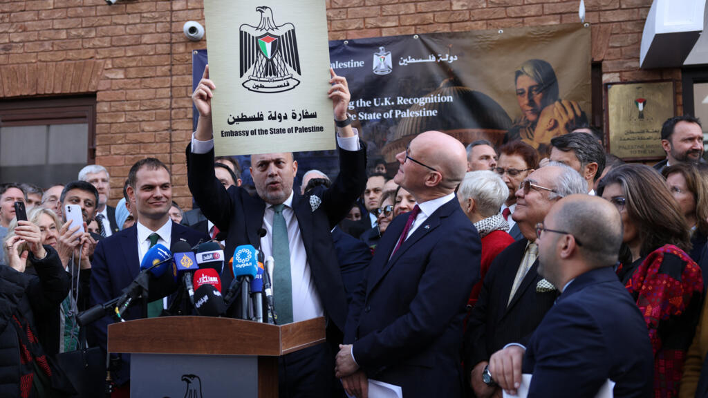 رئیس هیأت دیپلماتیک فلسطین در بریتانیا، حسام زملط، در جریان مراسمی، پس از به‌رسمیت‌شناسی فلسطین از سوی بریتانیا، غرب لندن، ۲۲ سپتامبر ۲۰۲۵. 