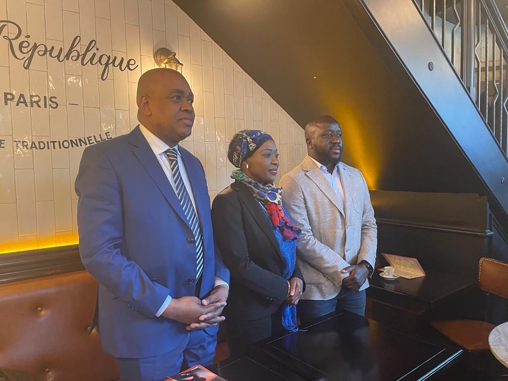 De gauche à droite, Maître Saïd Larifou, l'un des avocats d'Ousmane Sonko, Mireille Liliane Saki, conseillère municipale de la ville de Sevran, Alioune Sall, coordonnateur du parti d'opposition Pastef en France, ce lundi 15 mai lors d'une conférence de presse organisée à Paris, à la veille de l'ouverture du procès d'Ousmane Sonko à Dakar pour «viols et menaces de morts» contre Adji Sarr.