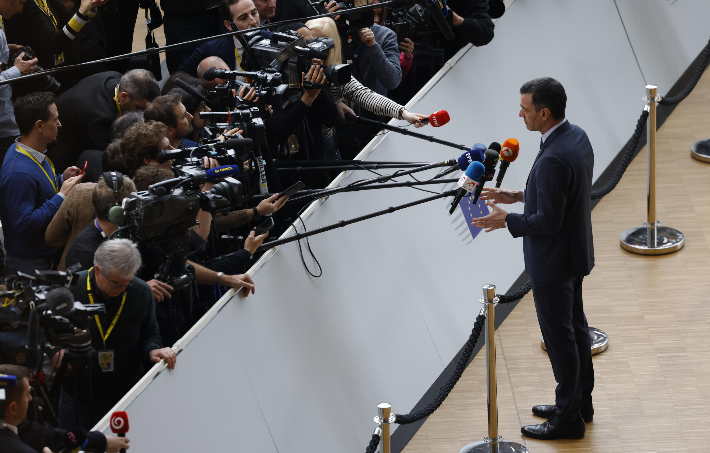 El español Pedro Sánchez contesta a los periodistas a su llegada a la cumbre de mandatarios de la UE, el 23 de marzo de 2023 en Bruselas