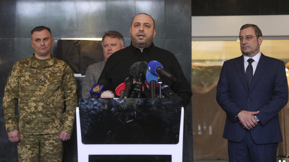 Bộ trưởng Quốc Phòng Ukraina Rustem Umerov trả lời báo chí tại Istanbul, Thổ Nhĩ Kỳ, ngày 16/05/2025.