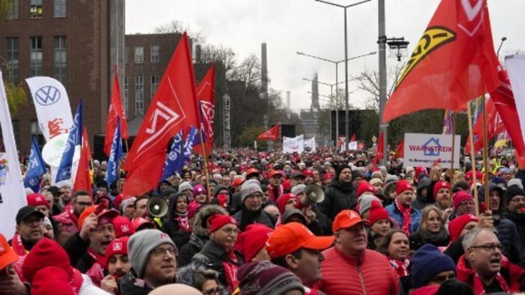 Funcionários da Volkswagen em Wolfsburg, Alemanha, protestam contra plano de demissão de 35 mil pessoas na construtora. (09/12/2024)