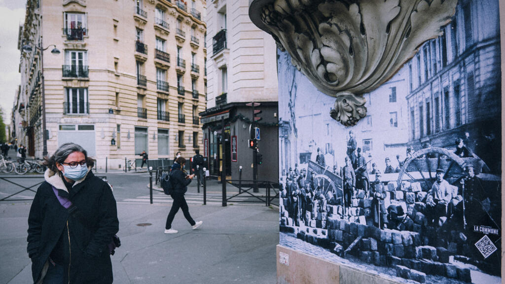 Dans les rues de Paris,  des affiches du collectif Raspouteam rappellent la mémoire de la Commune sur les murs de la ville.