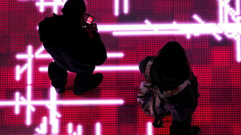 تصویری از یک پروژه نور تعاملی در ایستگاه اصلی قطار برلین \ 11 اکتبر 2010