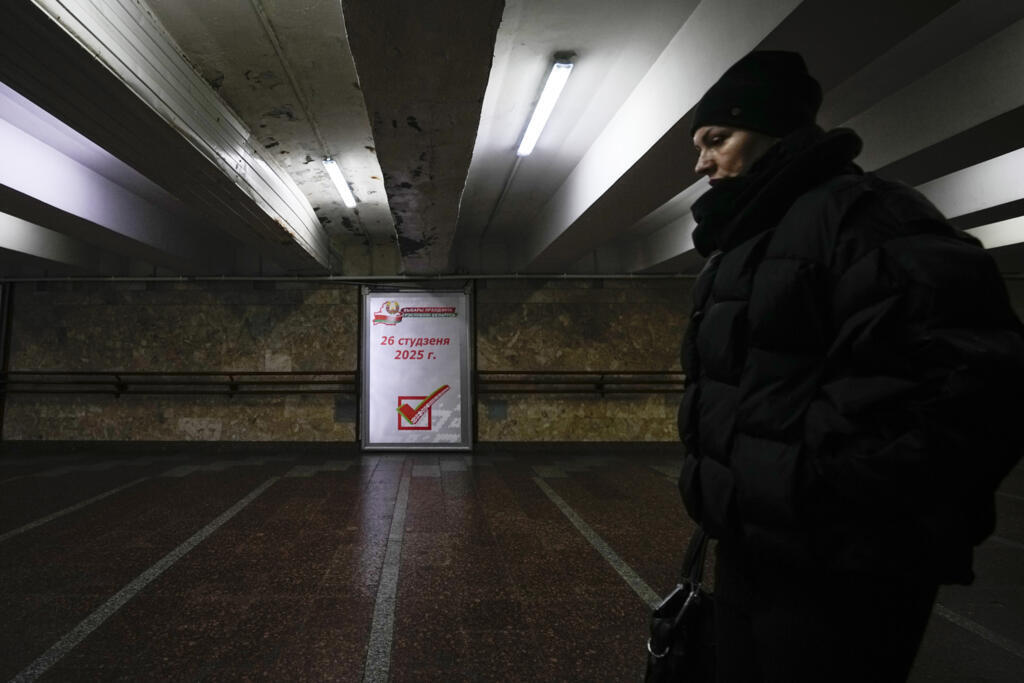 Une femme passe devant une affiche électorale avant les élections présidentielles à Minsk, en Biélorussie, vendredi 24 janvier 2025.