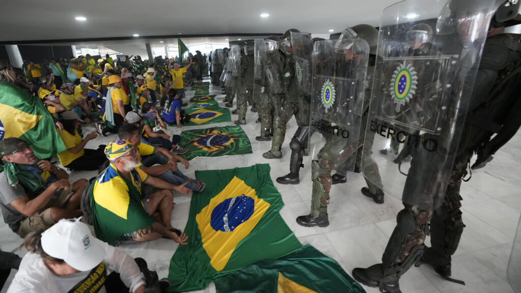 Policiais controlam bolsonaristas radicais que invadiram o Palácio do Planalto.