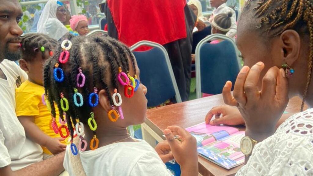 Lors d'un atelier lecture proposé aux enfants en bas âge à Douala.