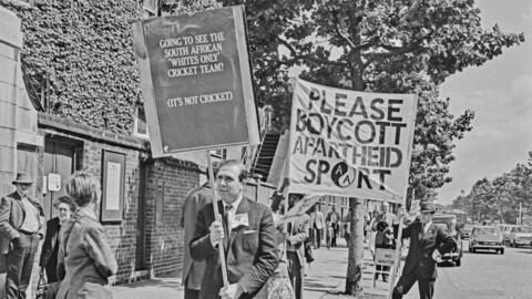 Rassemblement devant le Lord's Cricket Ground à Londres lors du premier test entre l'Angleterre et l'Afrique du Sud, au Royaume-Uni, le 24 juillet 1965. Les manifestants demandent de boycotter le match pour protester contre la politique d'apartheid de l'Afrique du Sud.