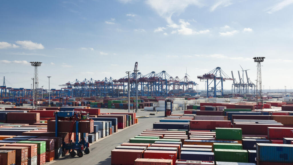 Des conteneurs sur le port d'Hambourg, en Allemagne. Le recul des exportations, fondement de l’économie allemande, explique l’actuel passage à vide.