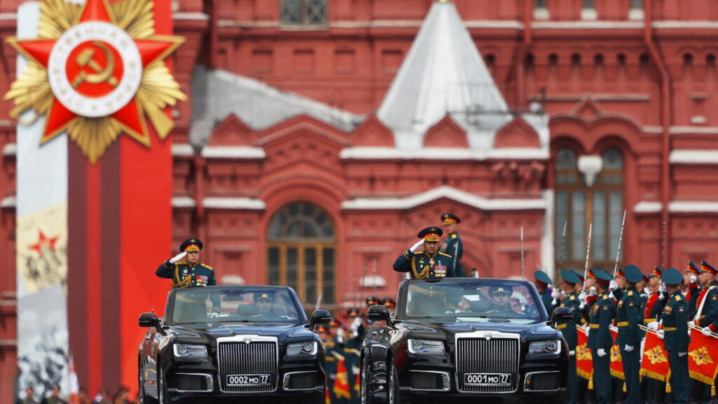 Le ministre de la Défense Sergei Shoigu et le chef des forces terrestres russes, Oleg Salyukov, lors de la parade militaire du 9 mai 2022 à Moscou.