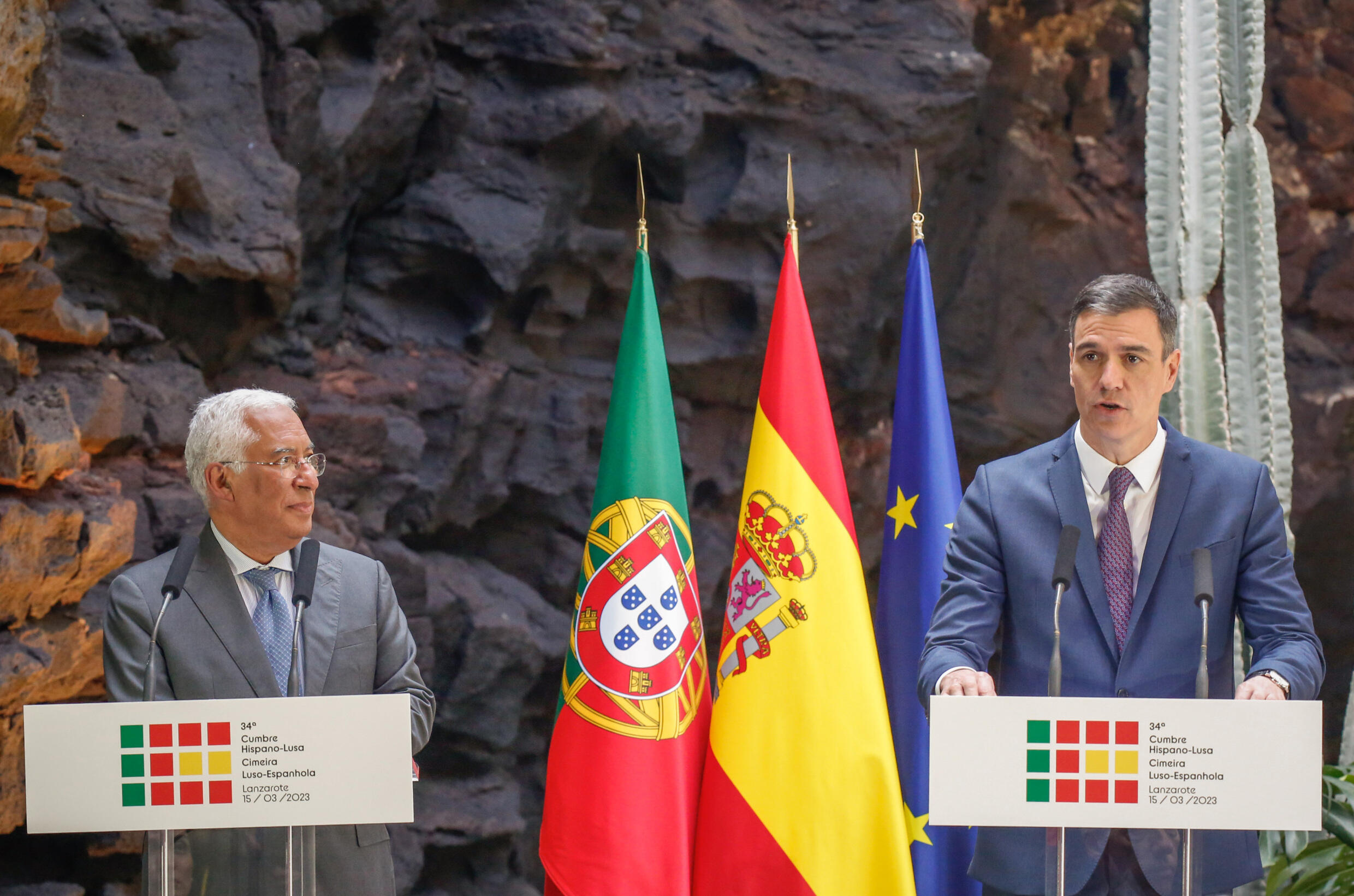Pedro Sánchez habla ante el primer ministro portugués, Antonio Costa, durante una rueda de prensa que dieron el 15 de marzo de 2023 en Los Jameos del Agua, en la isla de Lanzarote, en el archipiélago español de las Canarias