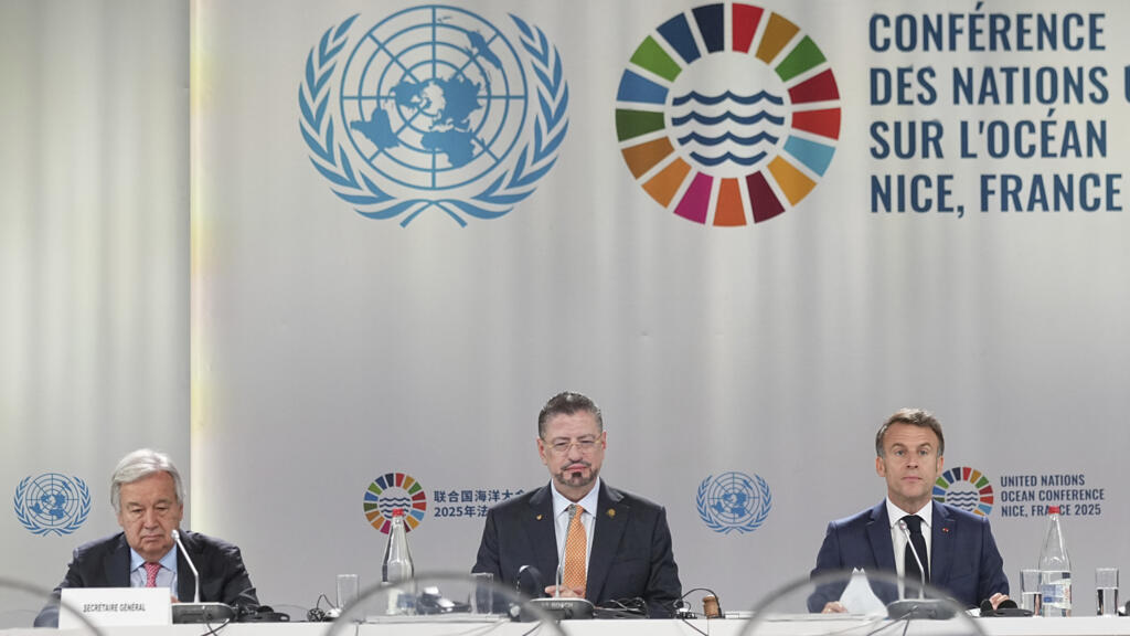 
(De gauche à droite) Le secrétaire général de l'ONU Antonio Guterres, le président du Costa Rica Rodrigo Chaves et le président français Emmanuel Macron assistent à la séance d'ouverture de la troisième Conférence des Nations Unies sur les océans (UNOC3), qui rassemble des dirigeants, des chercheurs et des militants pour discuter de la manière de protéger la vie marine jusqu'au 13 juin, au Centre des Expositions de la ville de Nice sur la Côte d'Azur, le 9 juin 2025.