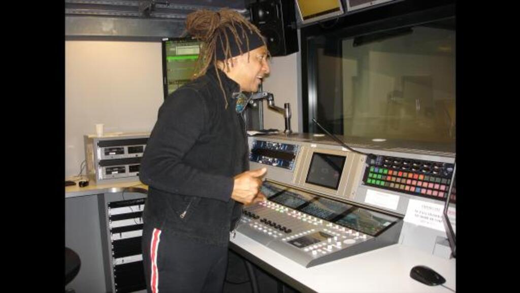 Michel Alibo, bassiste, converse depuis la régie de RFI avec son ami Meddy Gerville en duplex de l’île de La Réunion.