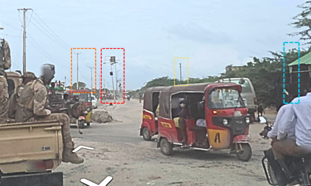 La scène se déroule au niveau du carrefour du boulevard Jidka Warshaddaha, dans le quartier Dayniile, à Mogadiscio.