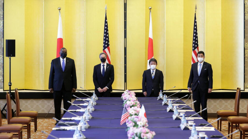 Le secrétaire américain à la Défense, Lloyd Austin, et le secrétaire d'État Antony Blinken, ainsi que le ministre japonais des Affaires étrangères Toshimitsu Motegi et le ministre de la Défense Nobuo Kishi à Tokyo, Japon, le 16 mars 2021.