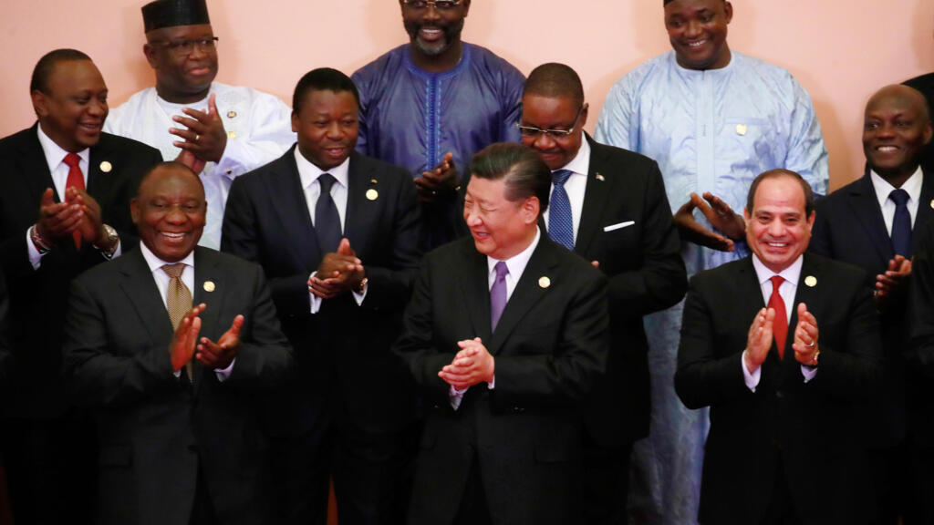 Le Forum Chine-Afrique de Dakar se tient au niveau ministériel. Sur la photo, Uhuru Kenyatta (à gauche au deuxième rang) en compagnie de ses homologues africains autour du président chinois, Xi Jinping, lors du sommet Chine-Afrique, le 3 septembre 2018. (Image d'illustration)