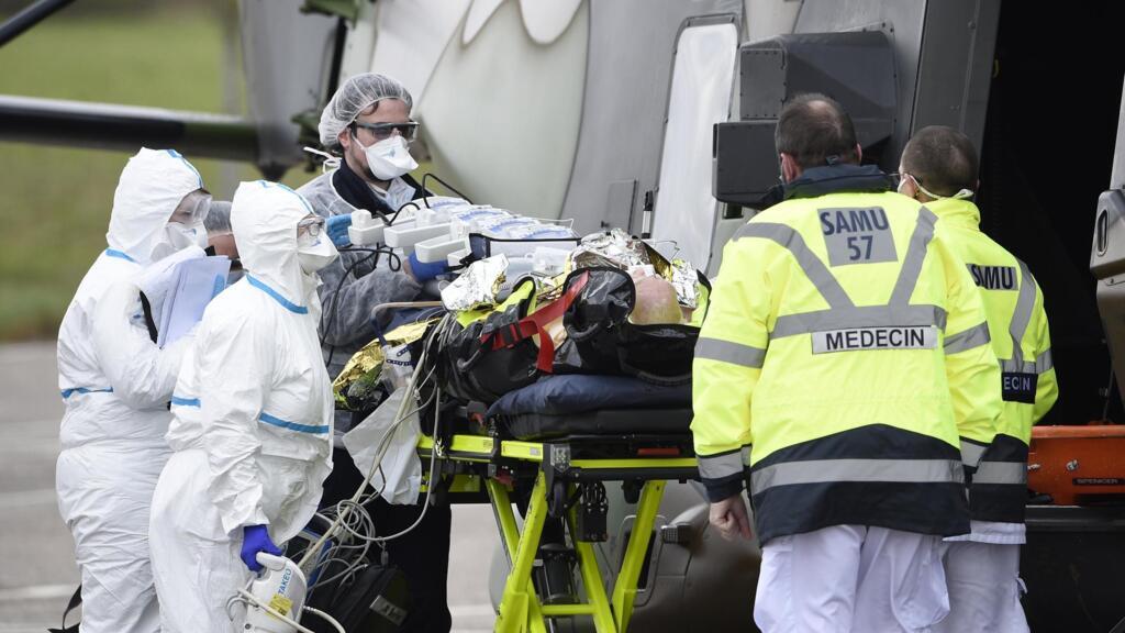 Du personnel soignant évacue un malade du Covid-19 de l'Hôpital de Metz vers celui d'Essen en Allemagne, le 29 mars 2020.
