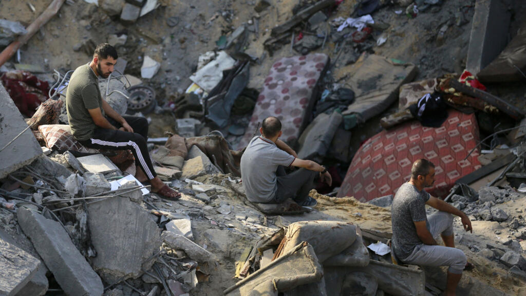 Les Palestiniens fouillent dans les décombres après les frappes israéliennes sur le camp de réfugiés palestiniens de Jabaliya dans la bande de Gaza, le 1er novembre 2023