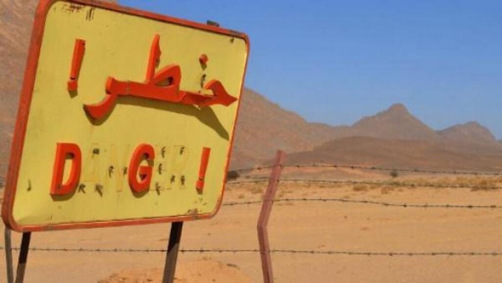 «Danger» : ce panneau dans le désert algérien -dans la région de Tamanrasset- signale le danger de cette zone toujours irradiée depuis les essais nucléaires français au début des années 60.