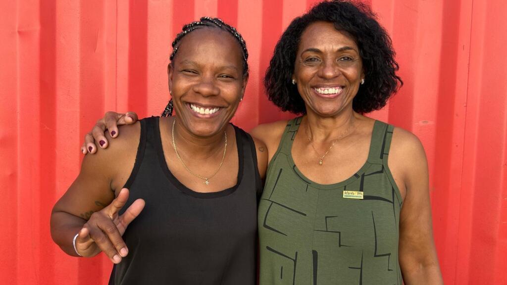 As ex-jogadoras da seleção brasileira de futebol Formiga (à esquerda) e Michael Jackson, na Casa Brasil, em Paris.