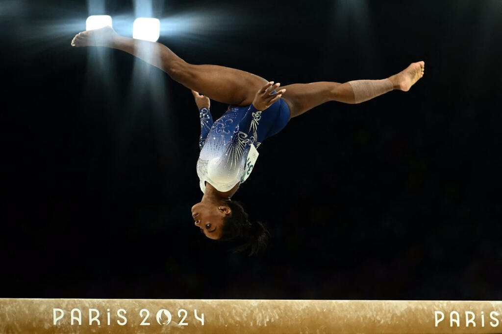 L'Américaine Simone Biles participe à la finale de la poutre d'équilibre en gymnastique artistique lors des Jeux Olympiques de Paris 2024 à l'arène de Bercy à Paris, le 5 août 2024.