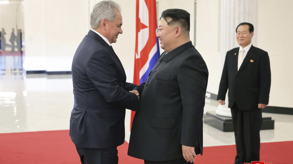 Lãnh đạo Bắc Triều Tiên Kim Jong Un (P) tiếp thư ký Hội đồng An ninh Nga Serguei Shoigu tại Bình Nhưỡng, Bắc Triều Tiên, ngày 21/03/2025.