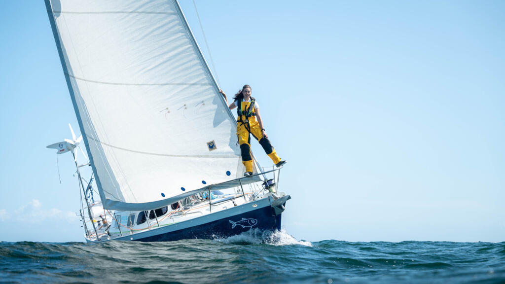 A brasileira Tamara Klink faz a passagem noroeste do Ártico no barco Sardinha II.