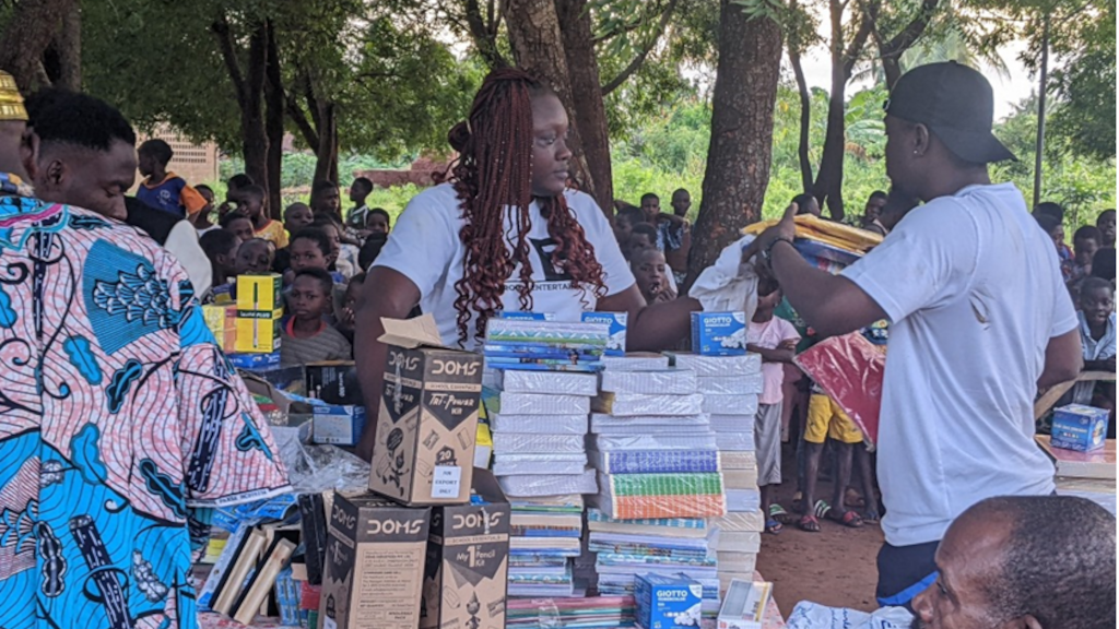 À Vogan , à 45 km à l'est de Lomé, l'A3C (Association des Créateurs de Contenus Culturels) organise des distributions de fournitures scolaires pour les enfants défavorisés.