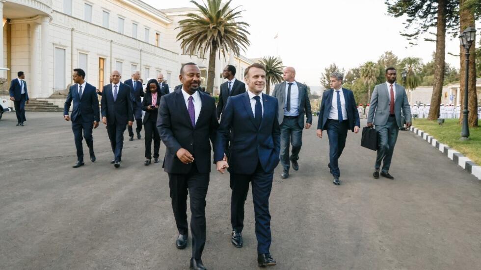 Rais wa Ufaransa, Emmanuel Macron, na Waziri Mkuu wa Ethiopia, Abiy Ahmed, mjini Addis Ababa, Desemba 21, 2024.
