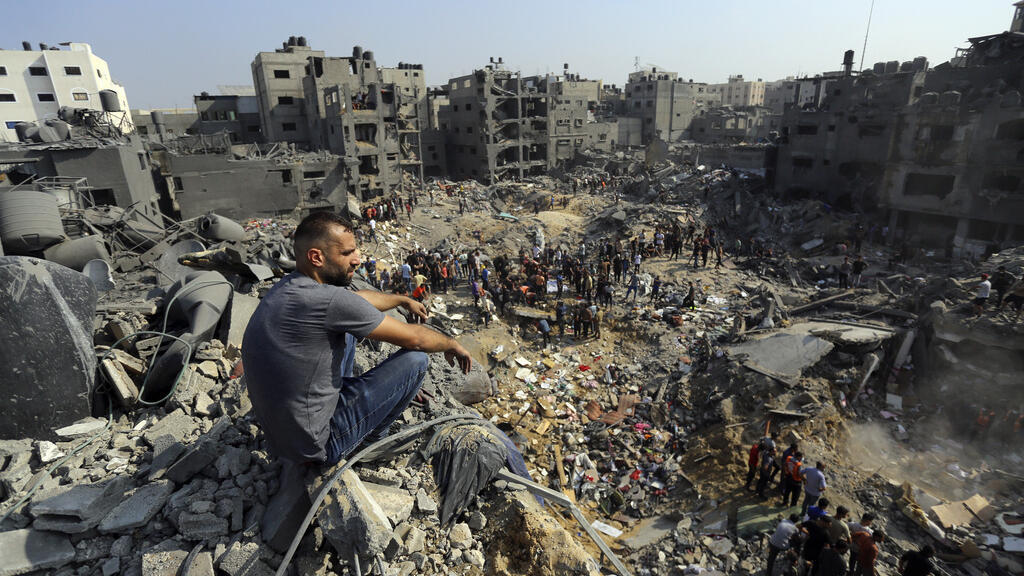 Palestino observa a destruição causada pelos bombardeios israelenses ao acampamenro de refugiados de Jabaliya, no norte da Faixa de Gaza.