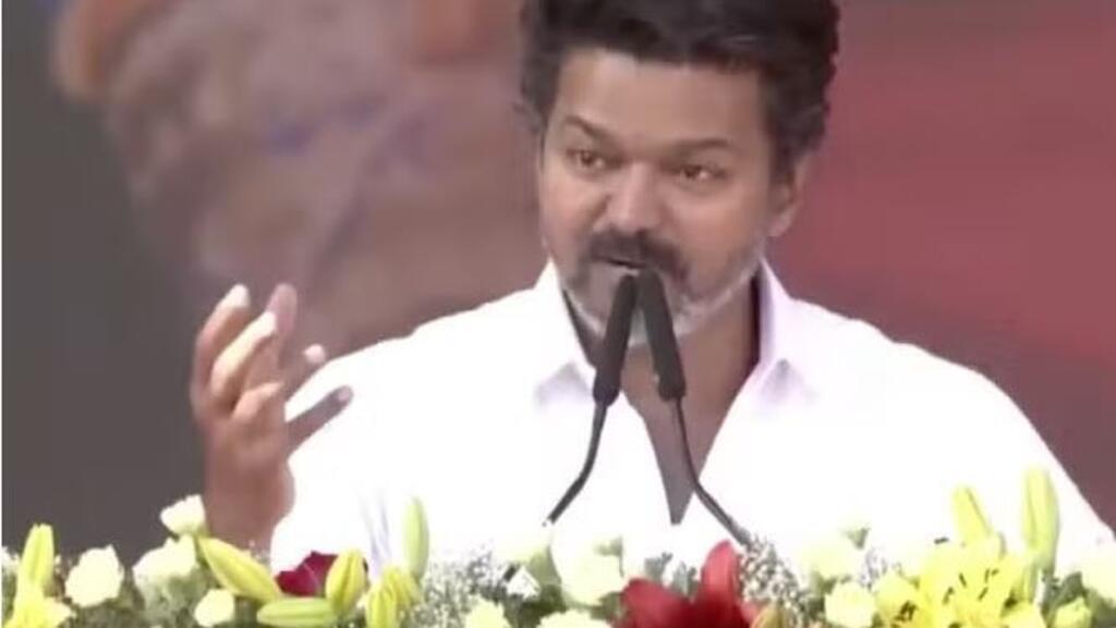 维杰，全名为约瑟夫·维杰·钱德拉谢卡（Joseph Vijay Chandrasekhar），事发时正站在舞台上对人群发表讲话，踩踏混乱突发，迫使他中止发言。这位现年51岁的知名电影演员于2024年退出演艺界，投身政坛并成立了自己的政党。
